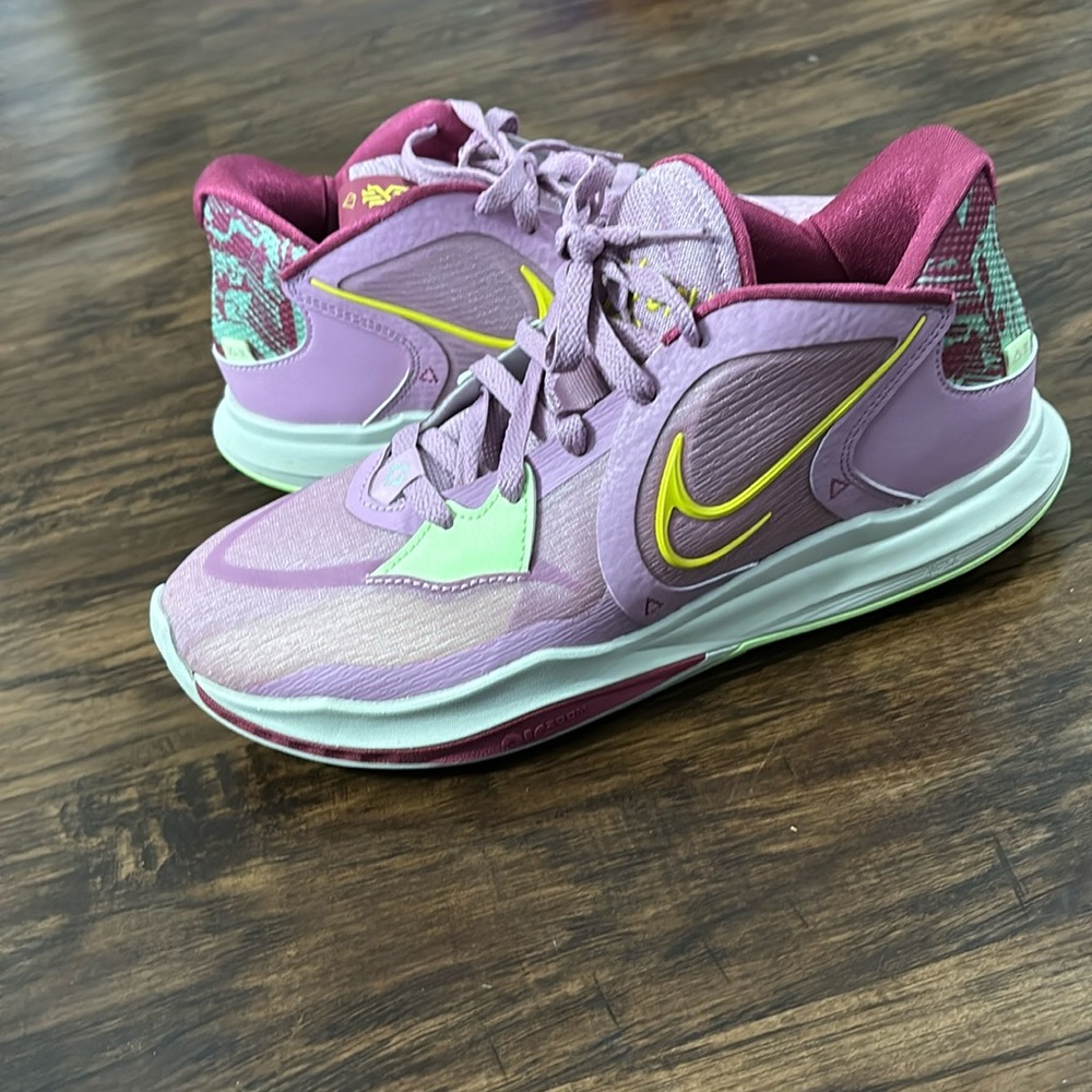 EUC NIKE KYRIE low “Orchid” 🌸